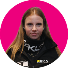 Een portretfoto van Ymme van den Broek, een jonge skiër